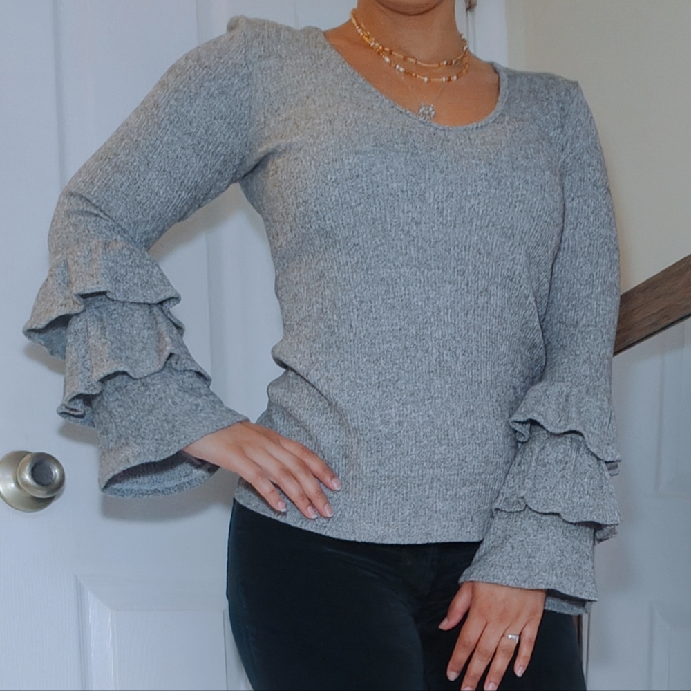 Women's Top Knit Blouse Flare Ruffle Long Sleeve XS Heather Gray V-Neck Size XS
